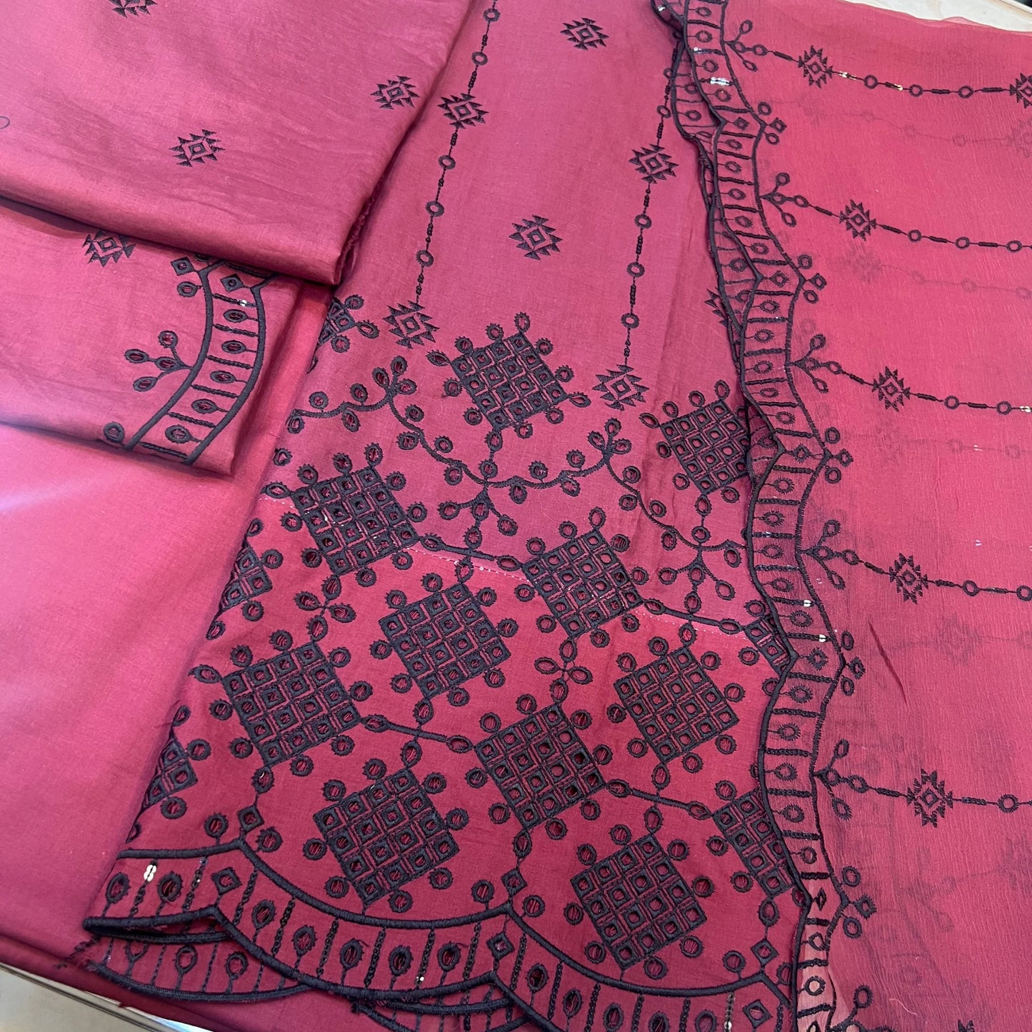 Dusty Rose Noir Lawn Suit Embroidered Net Dupatta – 3 Piece Unstitched