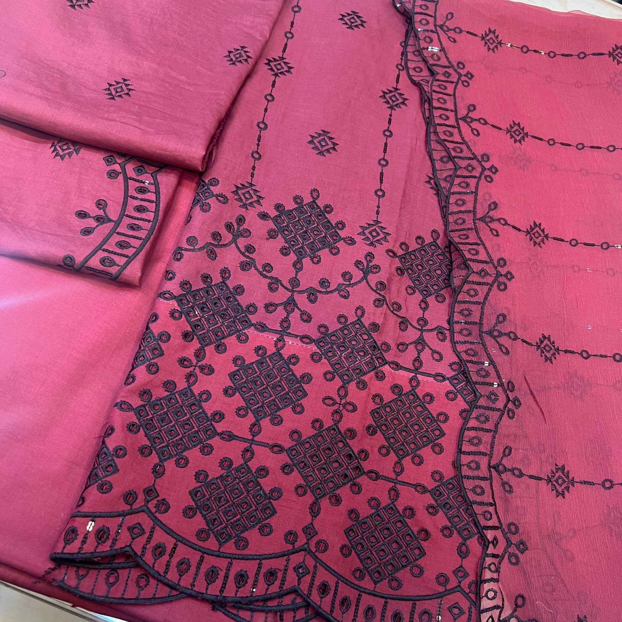 Dusty Rose Noir Lawn Suit Embroidered Net Dupatta – 3 Piece Unstitched