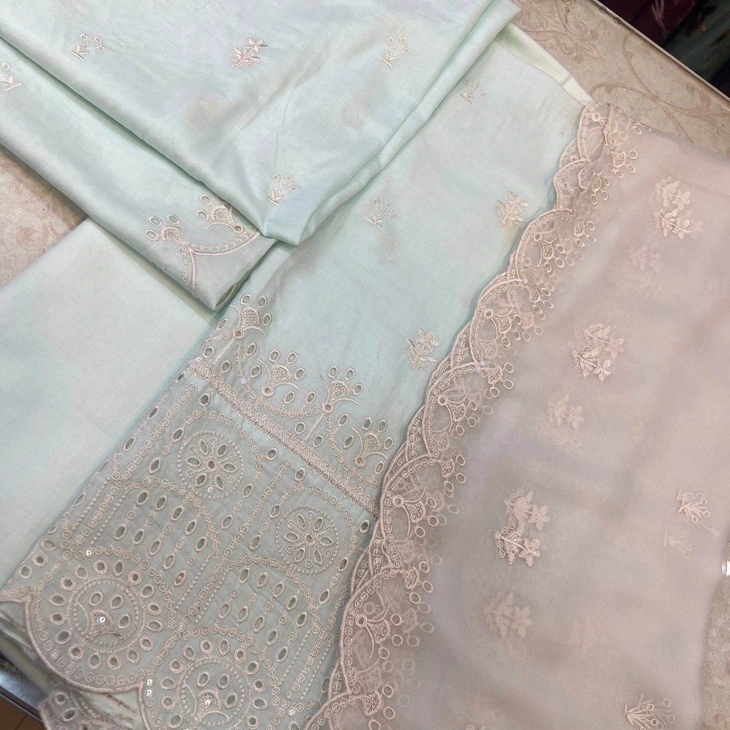 Mint Ivory Elegance – Embroidered Lawn 3 Piece Unstitched Suit
